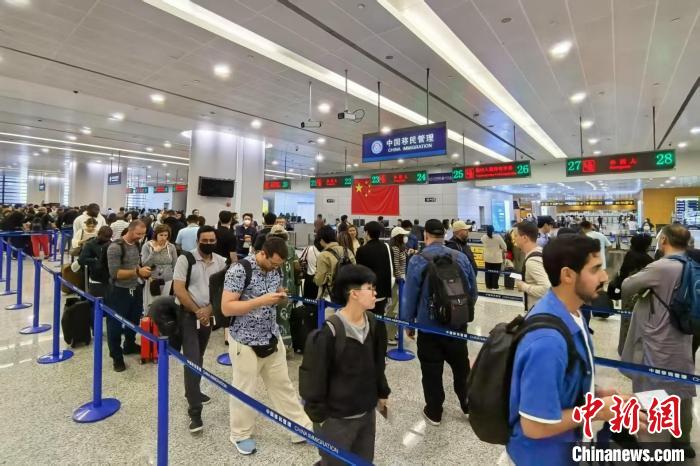 Fluxo de passageiros estrangeiros no Aeroporto de Pudong disparou no primeiro semestre