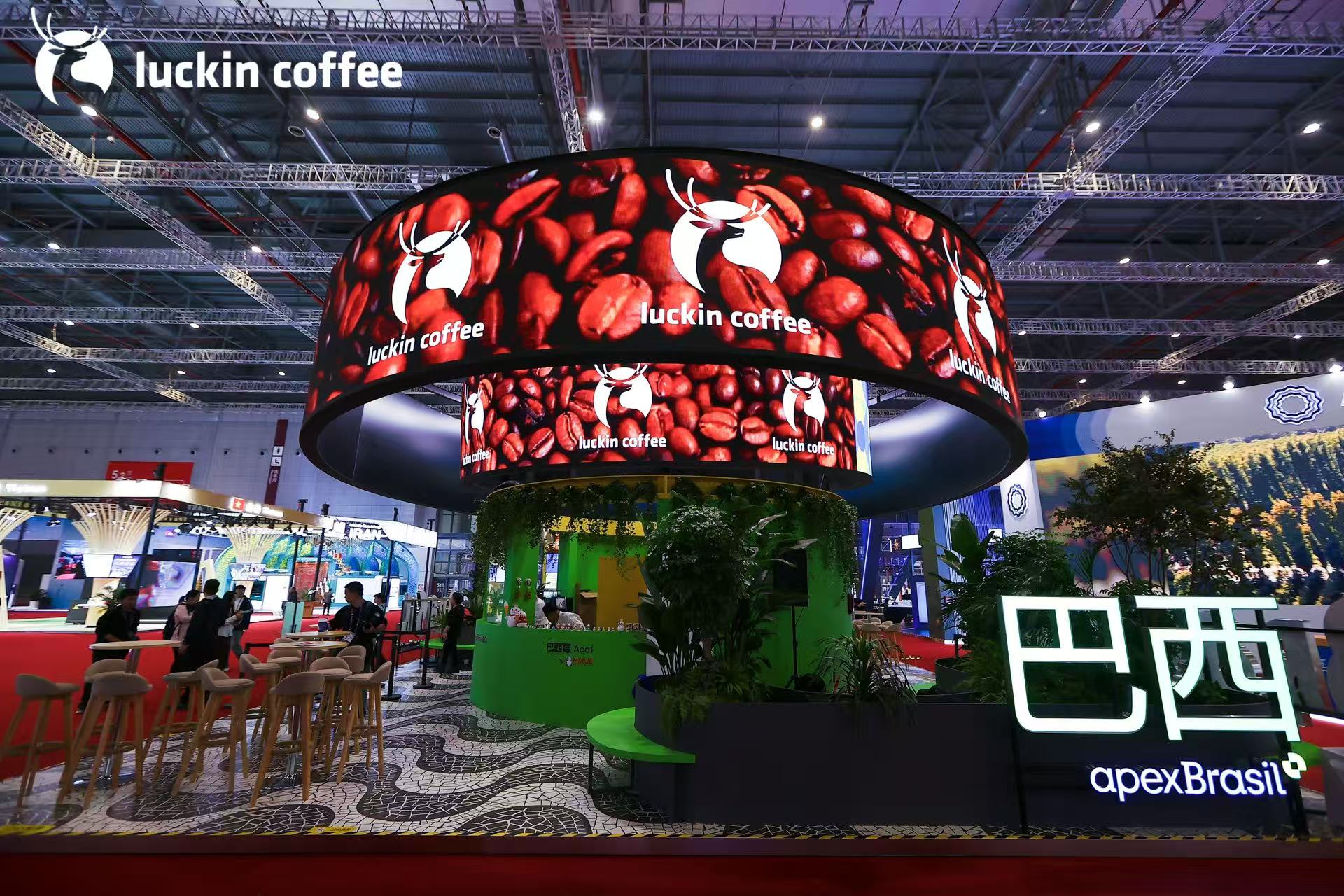 A Luckin Coffee no Pavilhão do Brasil e em outros pavilhões nacionais na 8ª CIIE
