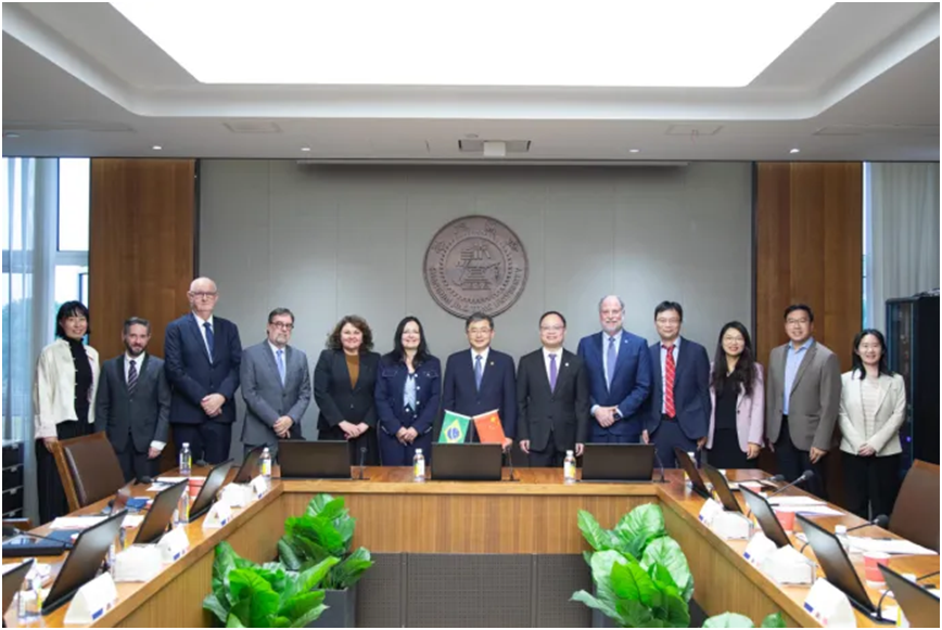 Reitor da SJTU recebe delegação liderada pela reitora da Unesp