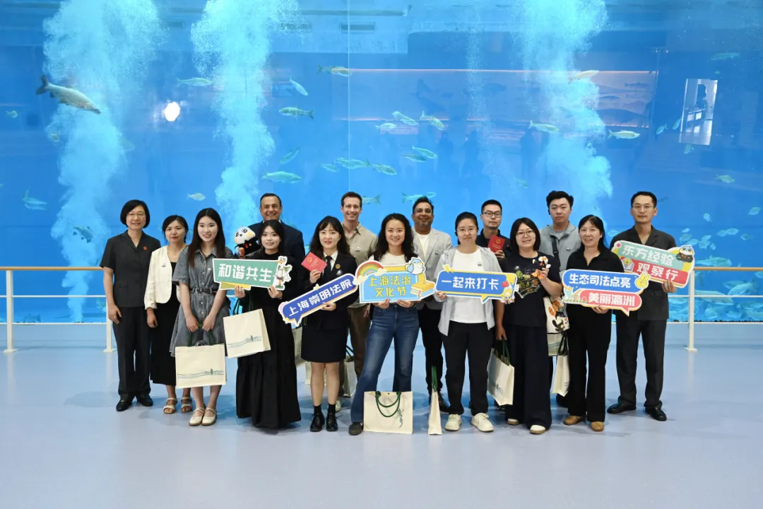 Convidados experienciam educação imersiva sobre Estado de Direito em Chongming