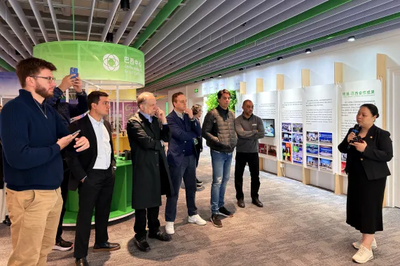 Delegação de inovação tecnológica esportiva do Brasil explora novos horizontes de cooperação em Yangpu