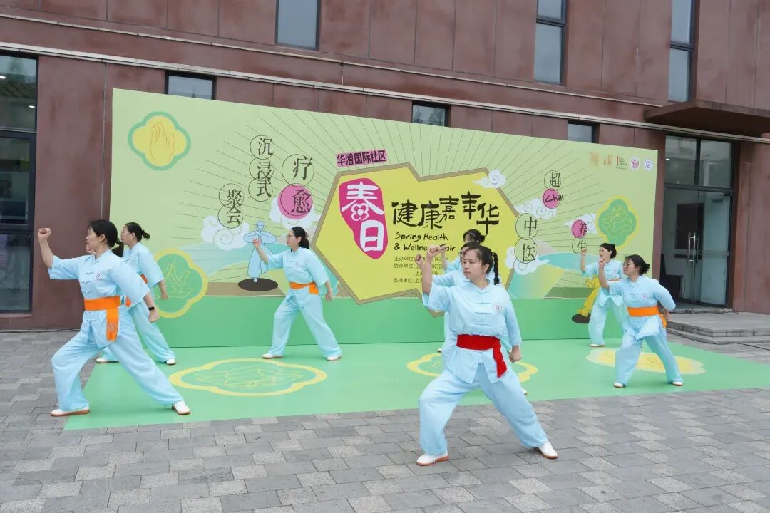 Chineses e expatriados experimentam soluções de saúde chinesas em Minhang