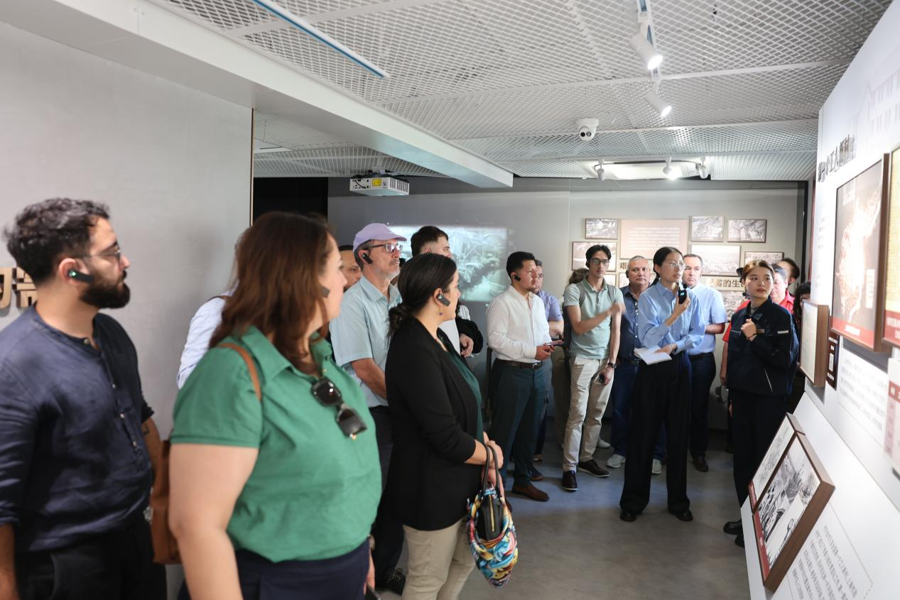 Delegados latino-americanos ficam impressionados com a renovação urbana de Xangai