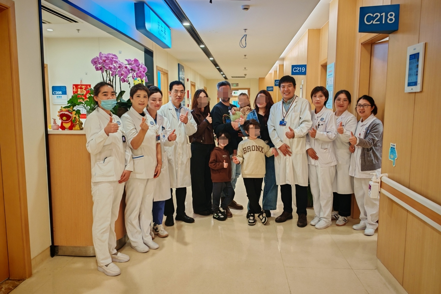 Hospital de Xangai corrige com sucesso deformidade no pé de menina brasileira