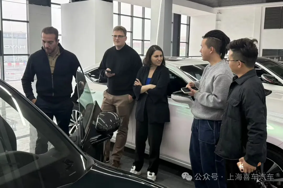 Clientes brasileiros exploram novas oportunidades de exportação de automóveis chineses em Xangai