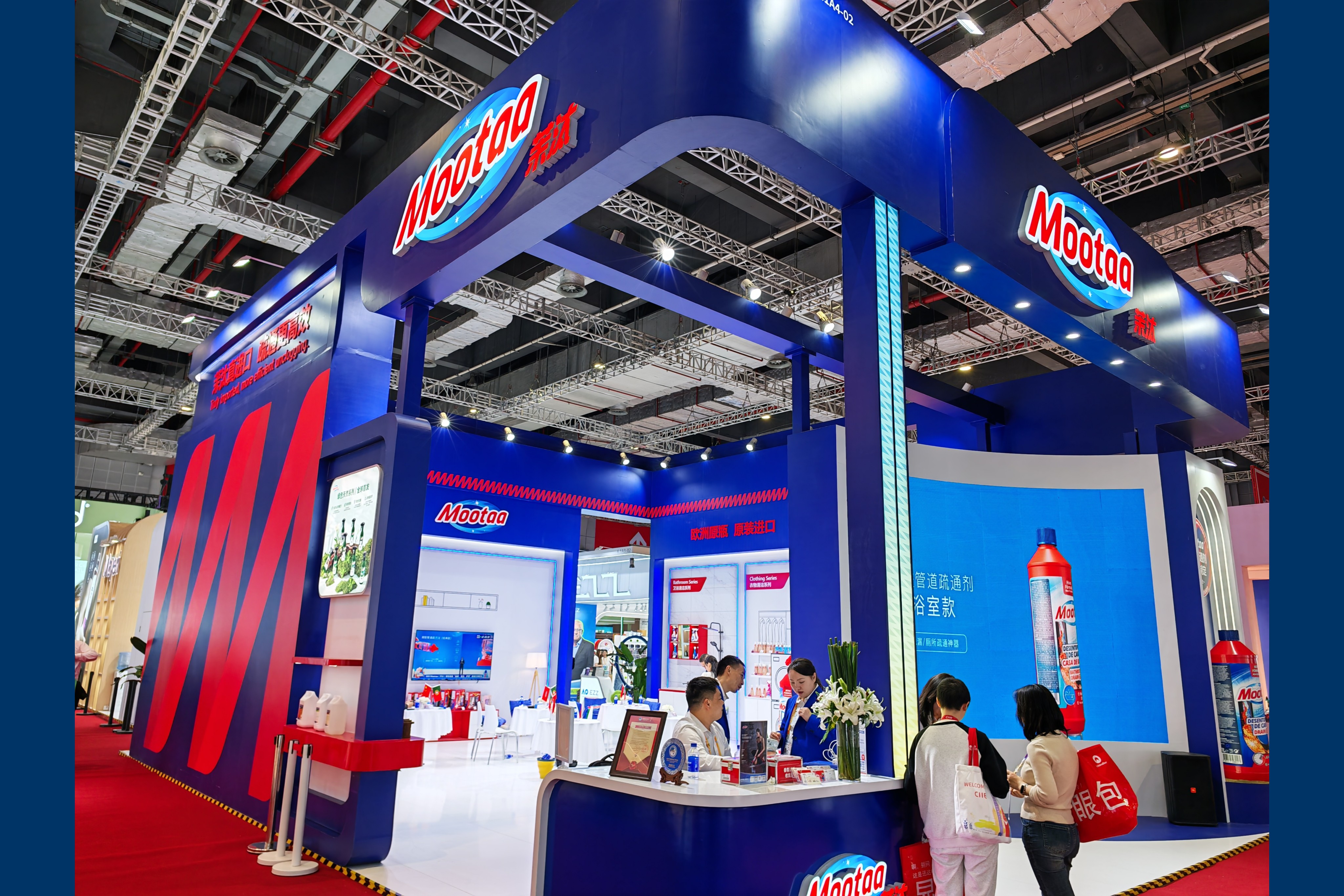 Embaixador de Portugal na China visita o estande da Mootaa na 8ª CIIE