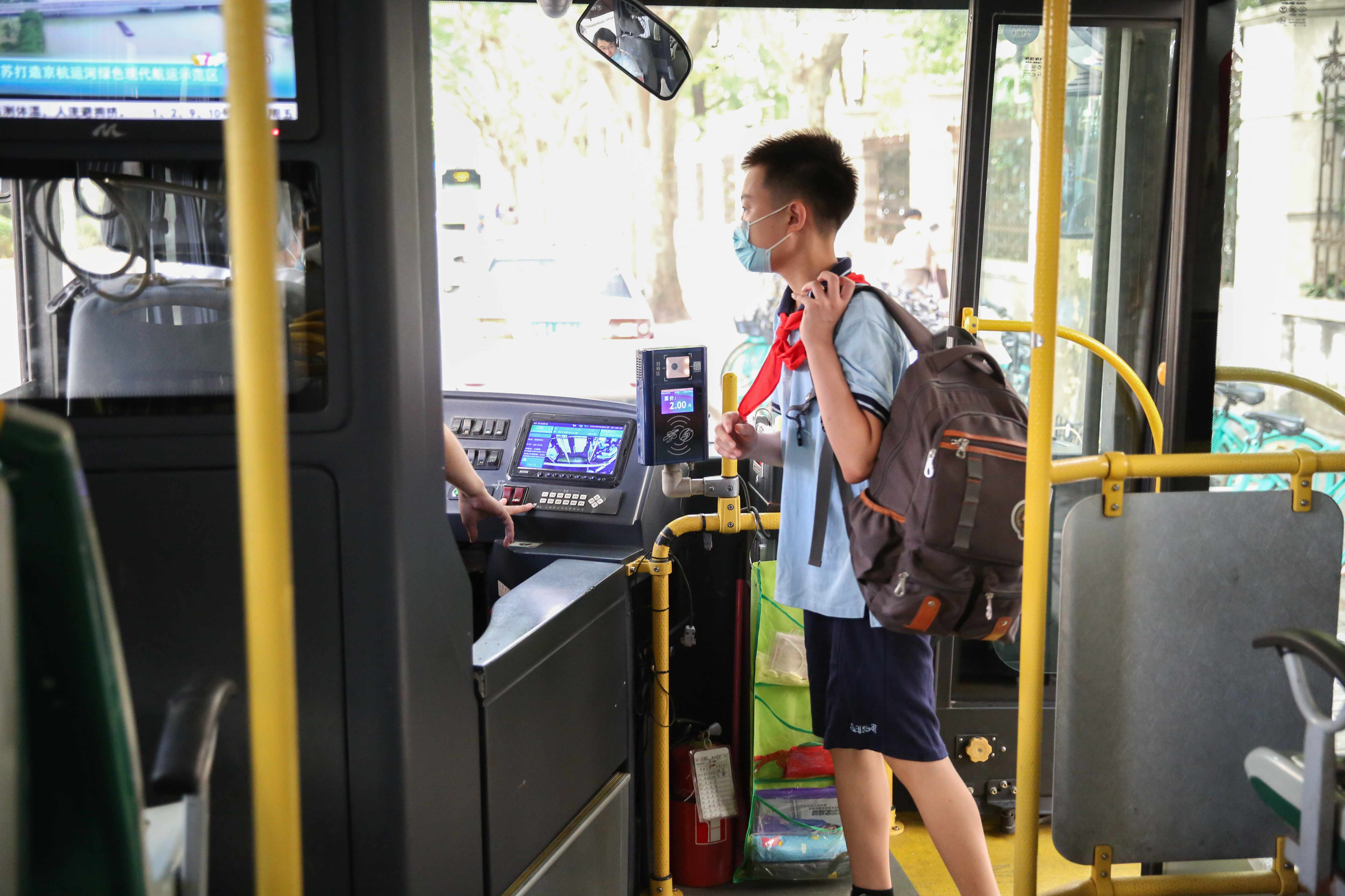 Viagens gratuitas ou com desconto para crianças no transporte público