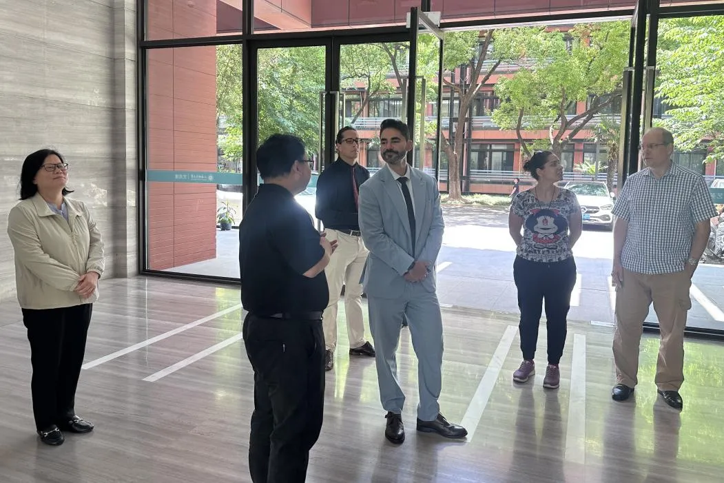 Secretário da SEGAPE do Ministério da Educação do Brasil visita a Universidade Normal de Xangai