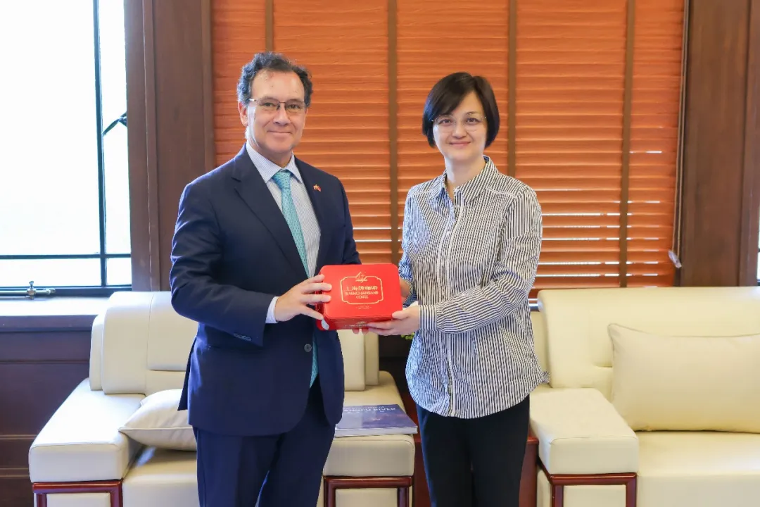 Embaixador de Portugal visita Xangai e alcança intenções de cooperação em múltiplas áreas