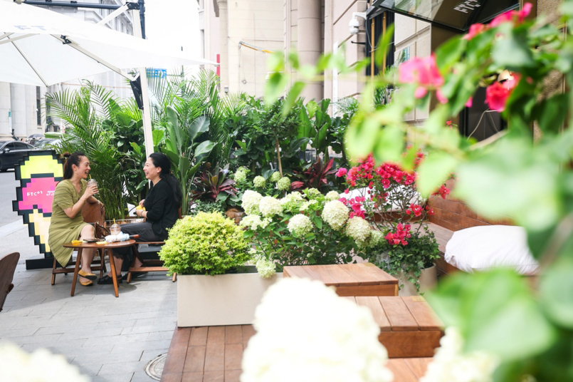 Mesas ao ar livre decoram a paisagem urbana de Xangai