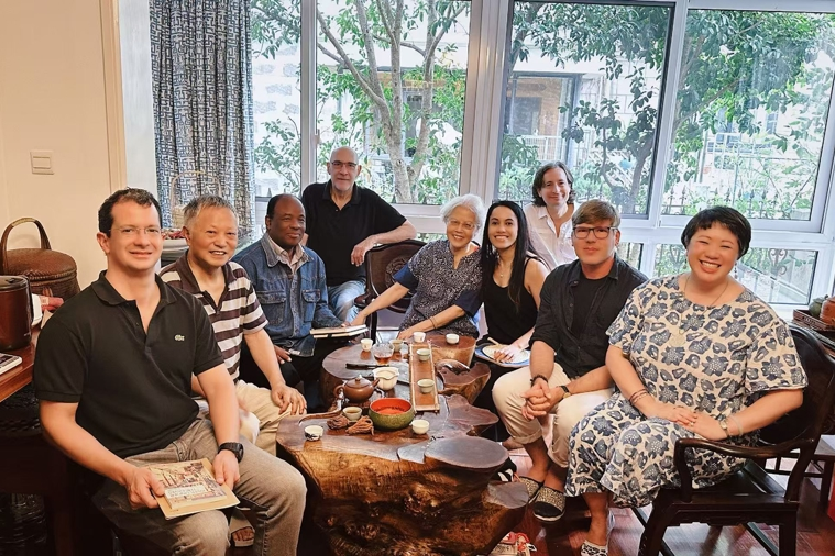 Escritor brasileiro compartilha perspectivas sobre escrita e intercâmbio literários