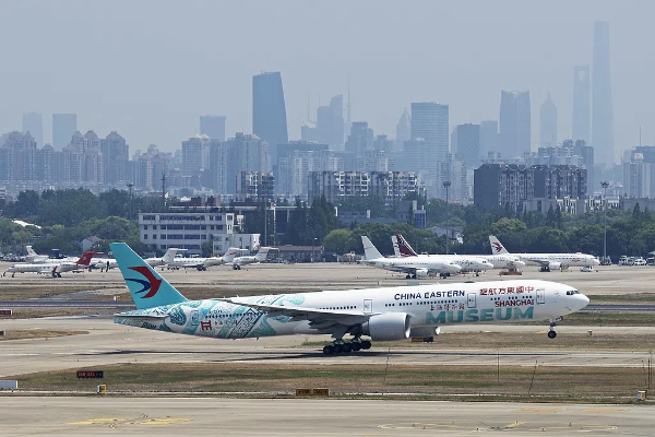 China Eastern revela aeronave com arte chinesa antiga em seu voo inaugural