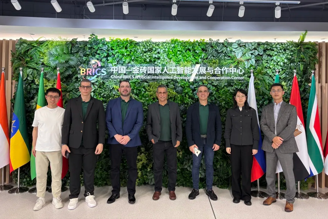 Empresa brasileira de vidro e o Centro de IA dos BRICS discutem cooperação em IA