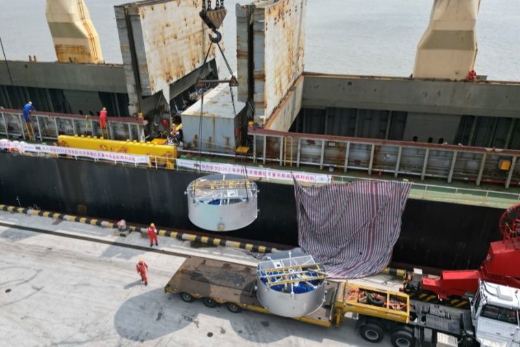 Xangai lança a primeira rota marítima direta de navios de carga pesada para a África Oriental