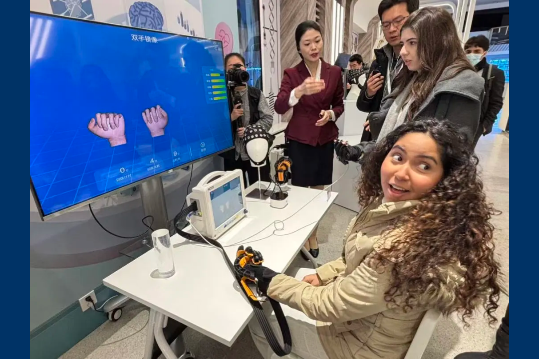 Jovens brasileiros visitam Zhangjiang para experimentar tecnologias de IA e robôs