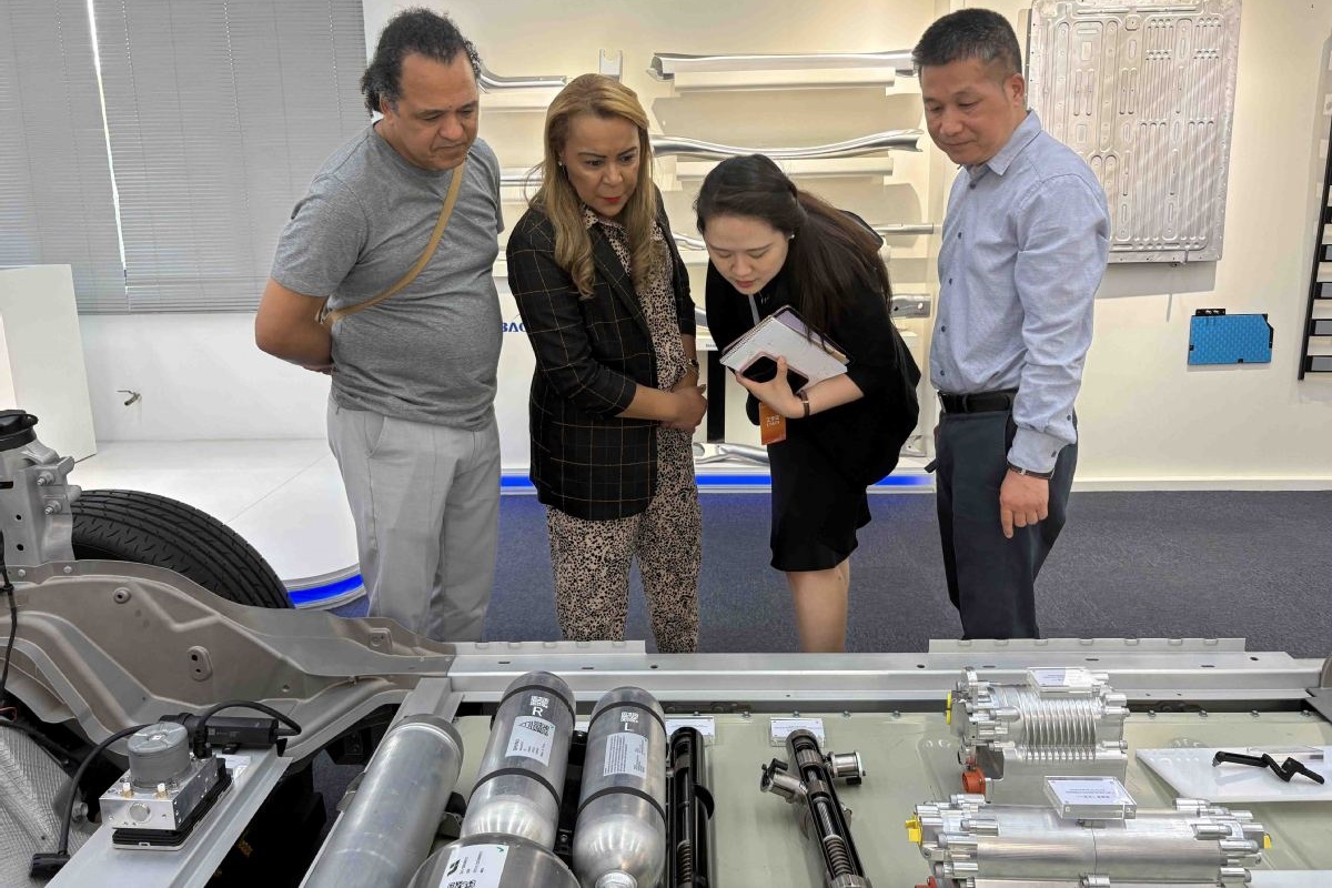 Convidada brasileira impressiona-se com empresa automotiva de Xangai