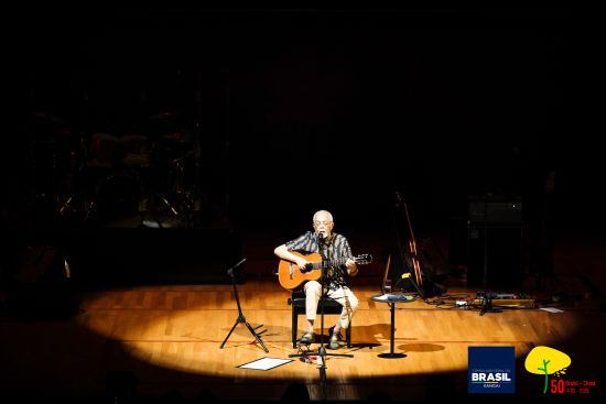 Gilberto Gil toca e canta a amizade sino-brasileira