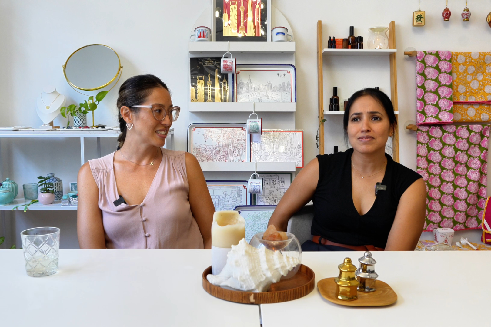 Duas <i>designers</i> estrangeiras alugam juntas um pequeno prédio em um longtang para empreender