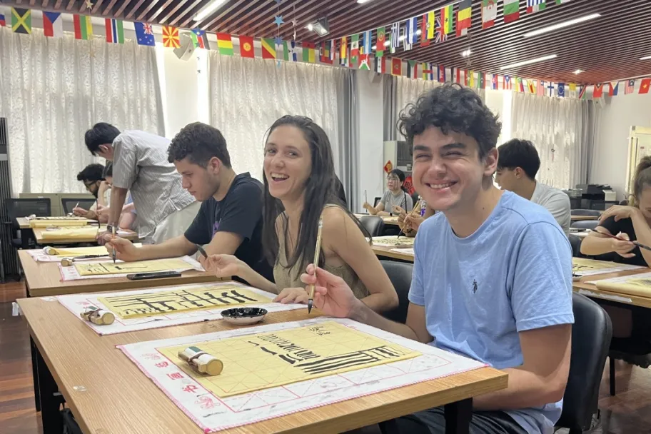 Estudante brasileira conhece a China tridimensional em Xangai