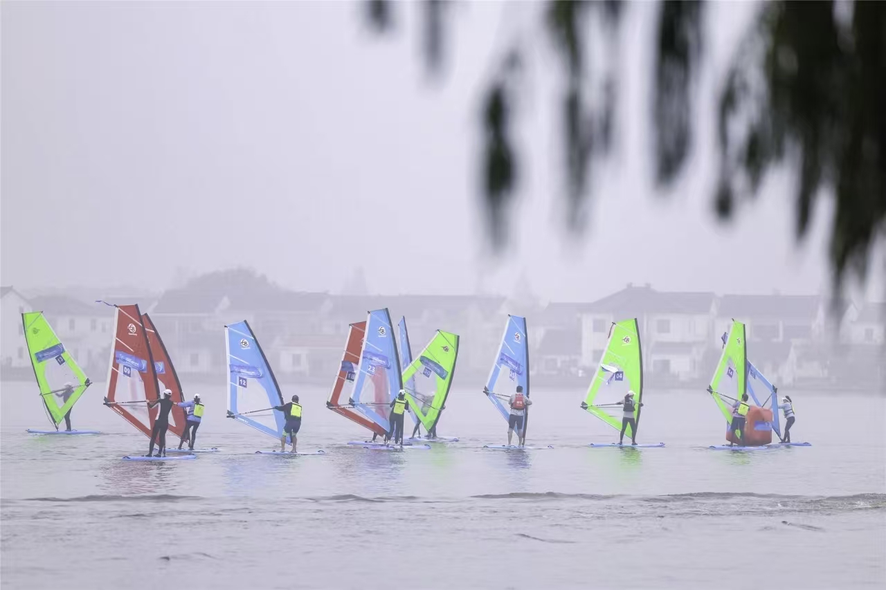 O iQFOiL Masters da China de 2025 traz <i>windsurf</i> de nível olímpico para Xangai