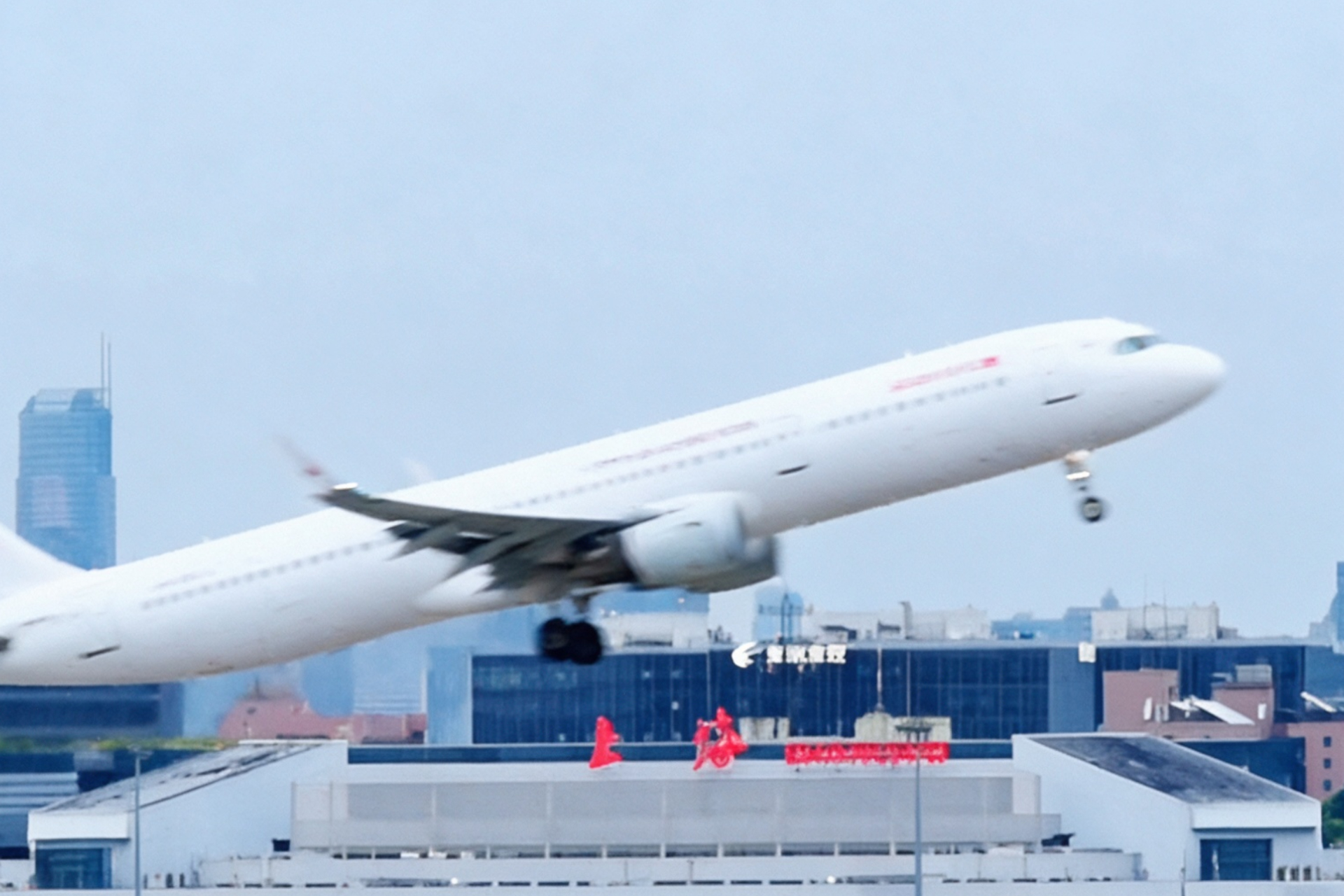 Aeroporto Internacional de Hongqiao, em Xangai, lança novas medidas para passageiros de entrada e em trânsito