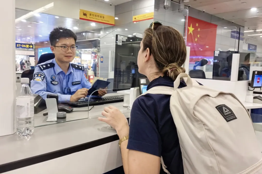 No primeiro dia da isenção de visto do Brasil para a China, o Aeroporto de Pudong otimiza serviços de fronteira