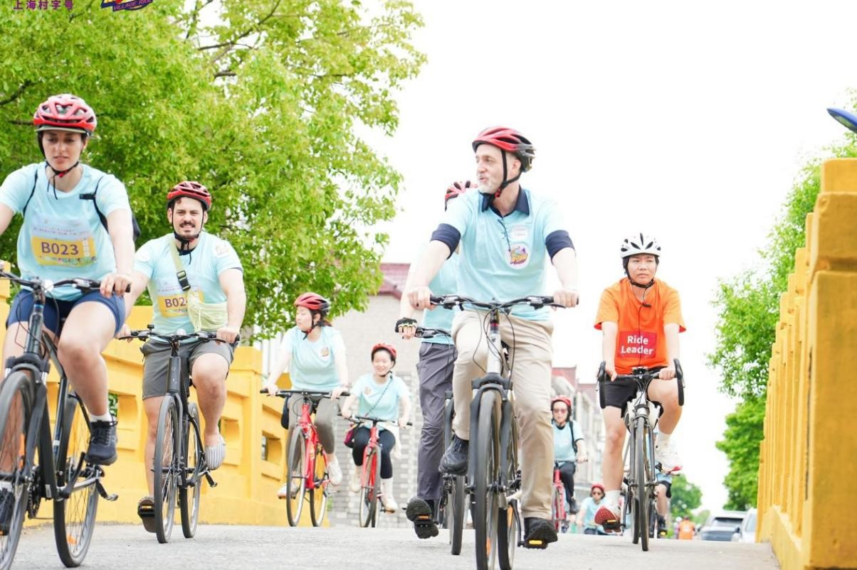 Expatriados descobrem tesouros rurais de Xangai de bicicleta